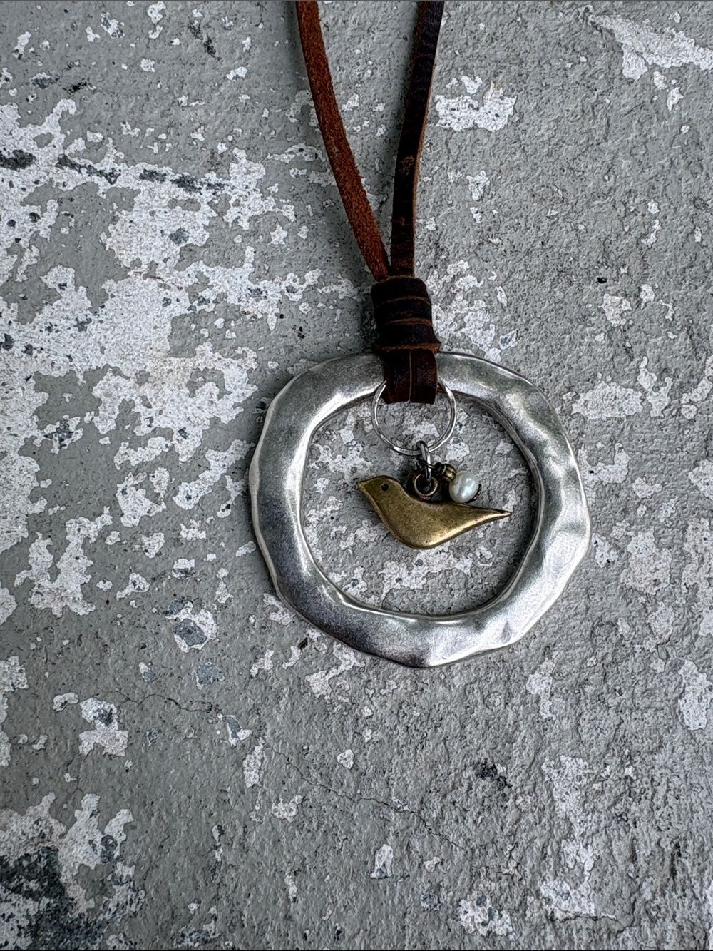 Le Grande Pewter pendant with bird and pearl - Picture 1 of 3